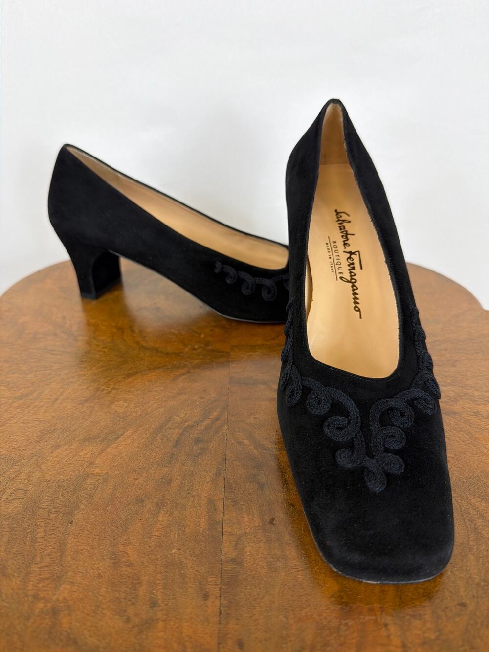 Vintage Salvatore Ferragamo Boutique MADE ITALY Black Suede Embroidered Pumps 10
